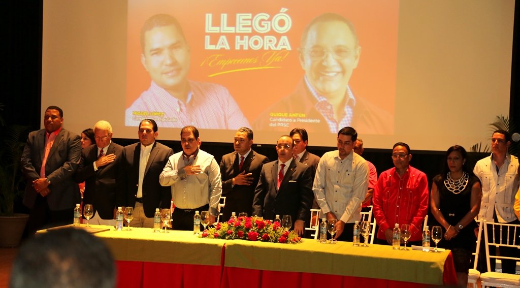 Mesa principal en lanzamiento de Miguel López a Diputado por el PRSC